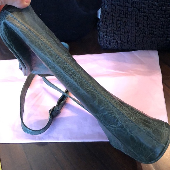 💚 Perry Ellis Vintage leather, goldtone logo medallion crossbody bag - Picture 7 of 12